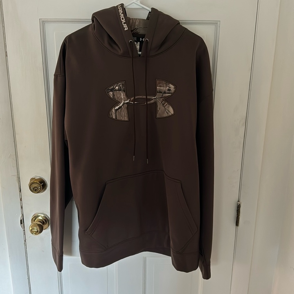 Under armour hoodie. Used but in good condition. Size XL